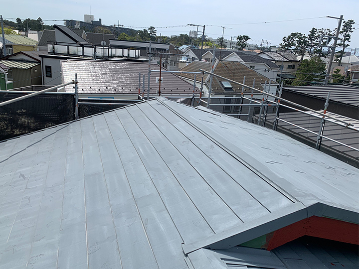 施工前のお写真です。<br />
<br />
屋根の塗装が、ところどころ剥げているようです。<br />
<br />
お客様からは、夏の暑さを解消したいとご要望をいただきました。