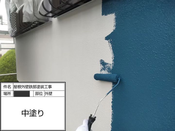 外壁の中塗りを行います。