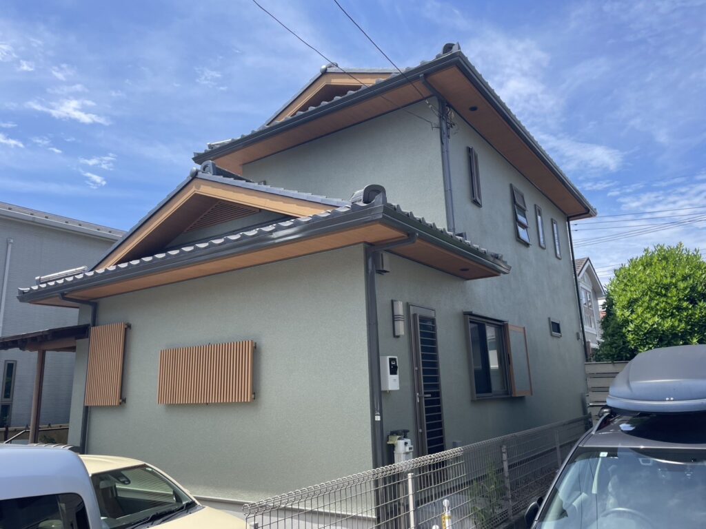 さらに外構部分には「超低汚染リファイン1000MS-IR」〈ストーン・艶消〉を使用し、清潔感と耐候性を高めました。窓まわりや木目調の戸袋との調和も美しく、シンプルながら重厚感ある和風住宅へと生まれ変わりました。