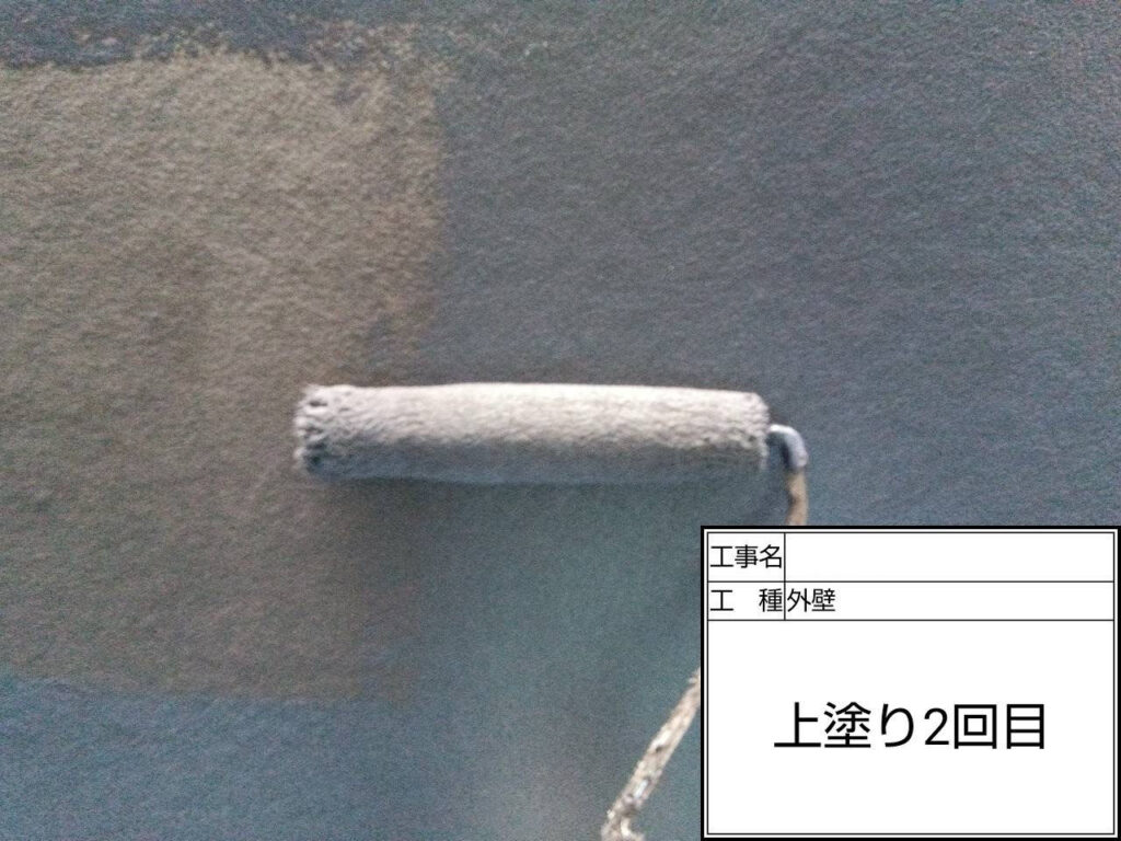 外壁上塗り2回目で塗膜に厚みを加え、美観と耐久性をさらに向上。艶を抑えた落ち着いた仕上がりで、長く安心して暮らせる住まいを実現します。