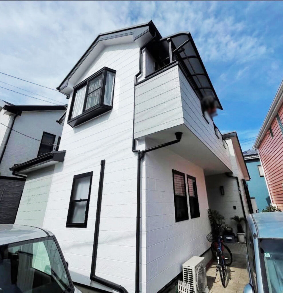 バルコニーや出窓部分も細部まで塗装を施し、均一な美しさを実現しました。<br />
遮熱性とセルフクリーニング機能を持つ「超低汚染リファインシリーズ」により、汚れが付きにくく長期間きれいな外観を維持できます。<br />
お客様と一緒に検討した配色バランスも活かされ、理想的な仕上がりとなりました。