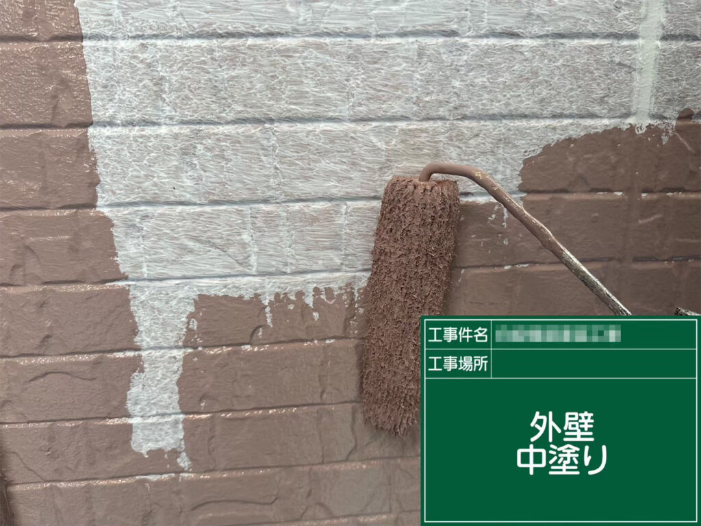 下塗り後に中塗りを実施。色のムラを整えながら、リファインシリコンの持つ遮熱性・低汚染性のベースを形成しています。