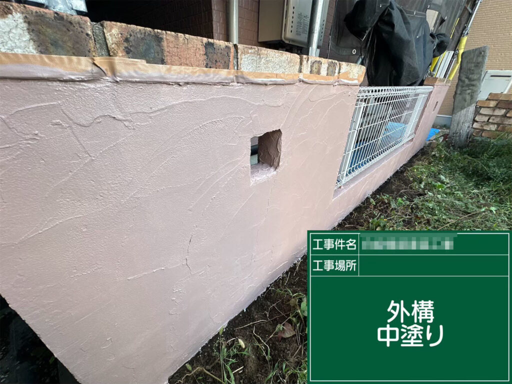 下塗りで整えた面に中塗りを重ね、色ムラを整えながら塗膜の厚みを確保。均一な仕上がりと高い耐久性を目指して施工しました。