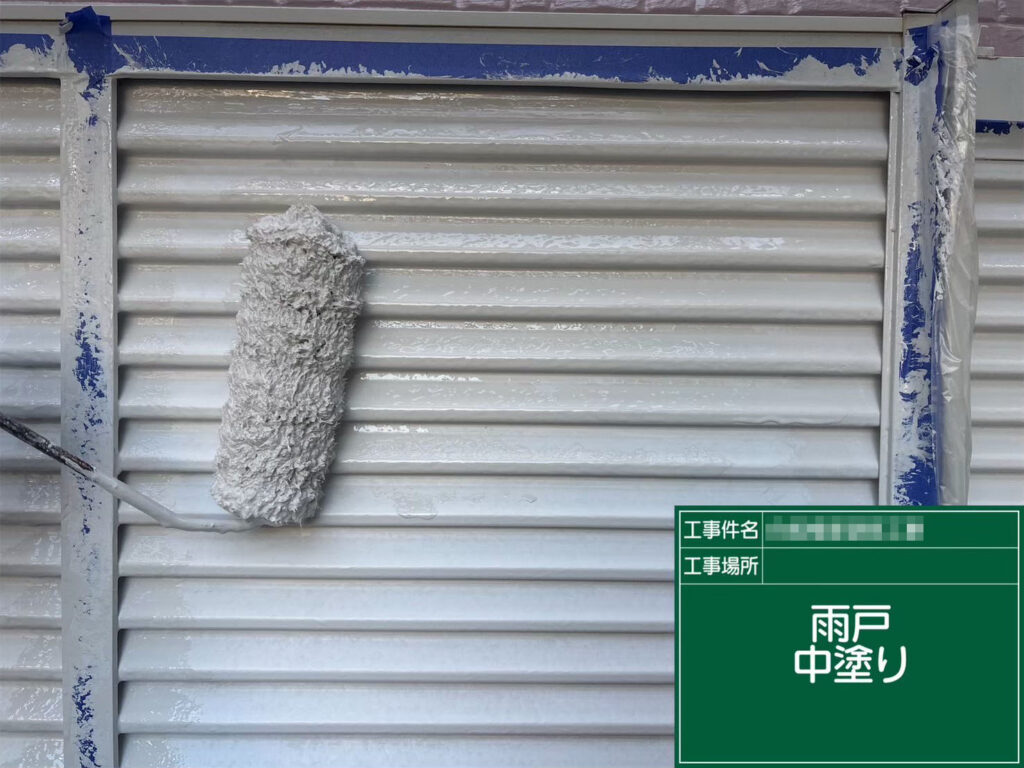 中塗りでは均一な塗膜を重ね、色ムラを整えながら防錆性をさらに強化。艶のある滑らかな仕上がりが見えてきました。