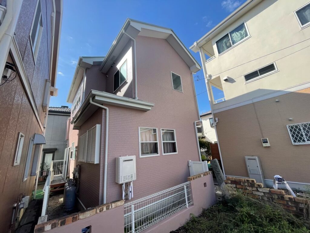 建物全体に艶やかな美しさが広がり、遮熱・低汚染性塗料による高耐久仕上げが実現。今後のメンテナンス性にも優れた仕上がりです。