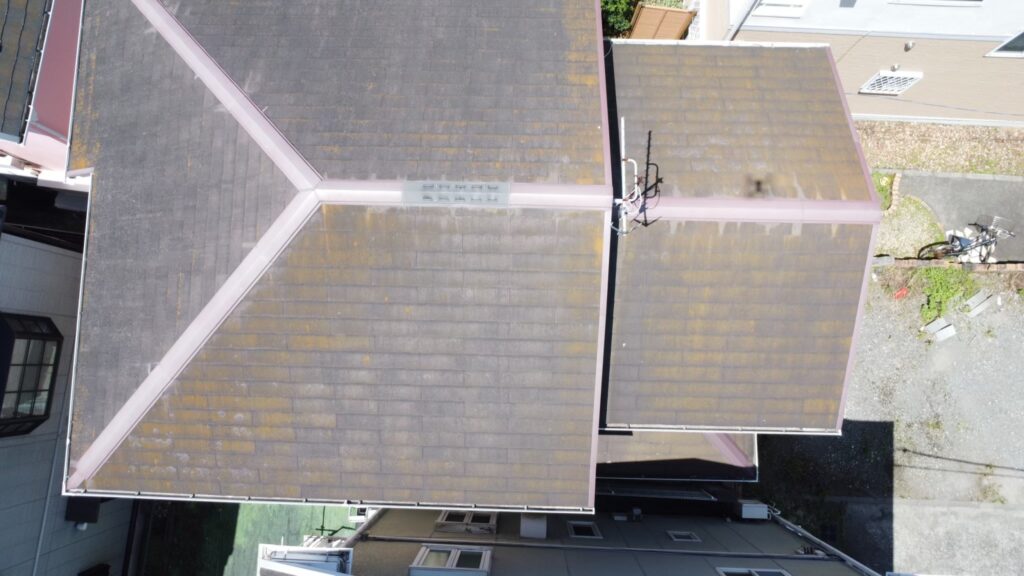 屋根全体に色あせとコケ汚れが見られます。防水性が低下し、日当たりの良い箇所では特に劣化が進行している状態でした。