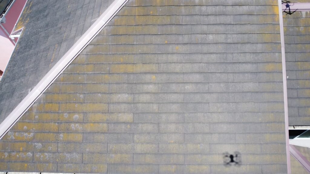 スレート表面の塗膜が劣化し、黄ばみや黒ずみが顕著です。遮熱効果も失われており、夏場の熱こもりが懸念される状態でした。