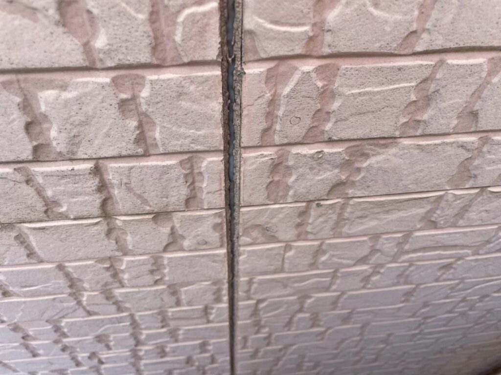 シーリングのひび割れや剥離が見られ、防水機能が低下している状態です。特に外壁の目地部では隙間が発生していました。