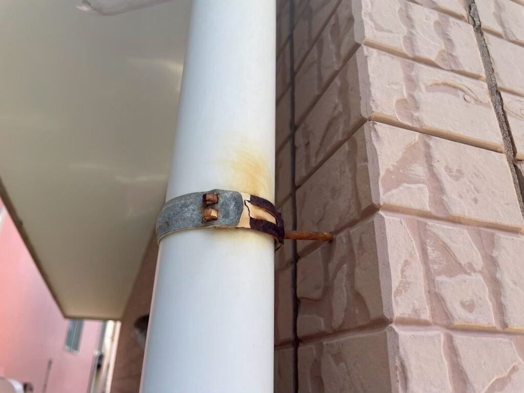 雨樋の金具部分にサビと腐食が発生。金属劣化が進行しており、固定力低下やサビの広がりが懸念される状態でした。