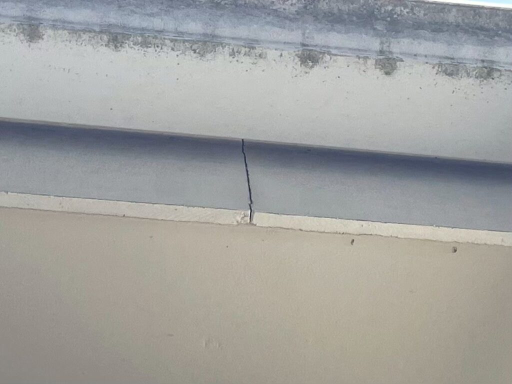 破風の継ぎ目にひび割れを確認。隙間からの雨水浸入リスクがあり、補修と再シーリングが必要な状態でした。