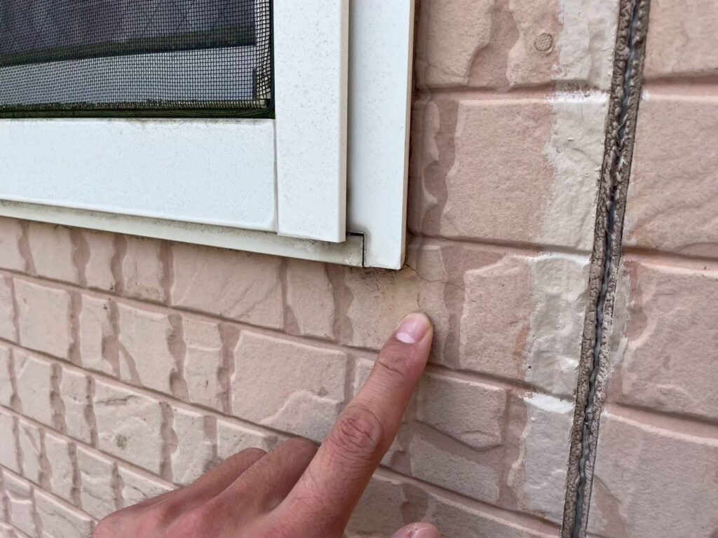 サッシ周りの外壁に細かなひび割れが発生。雨水の浸入経路となる可能性があり、早期の補修が望まれます。