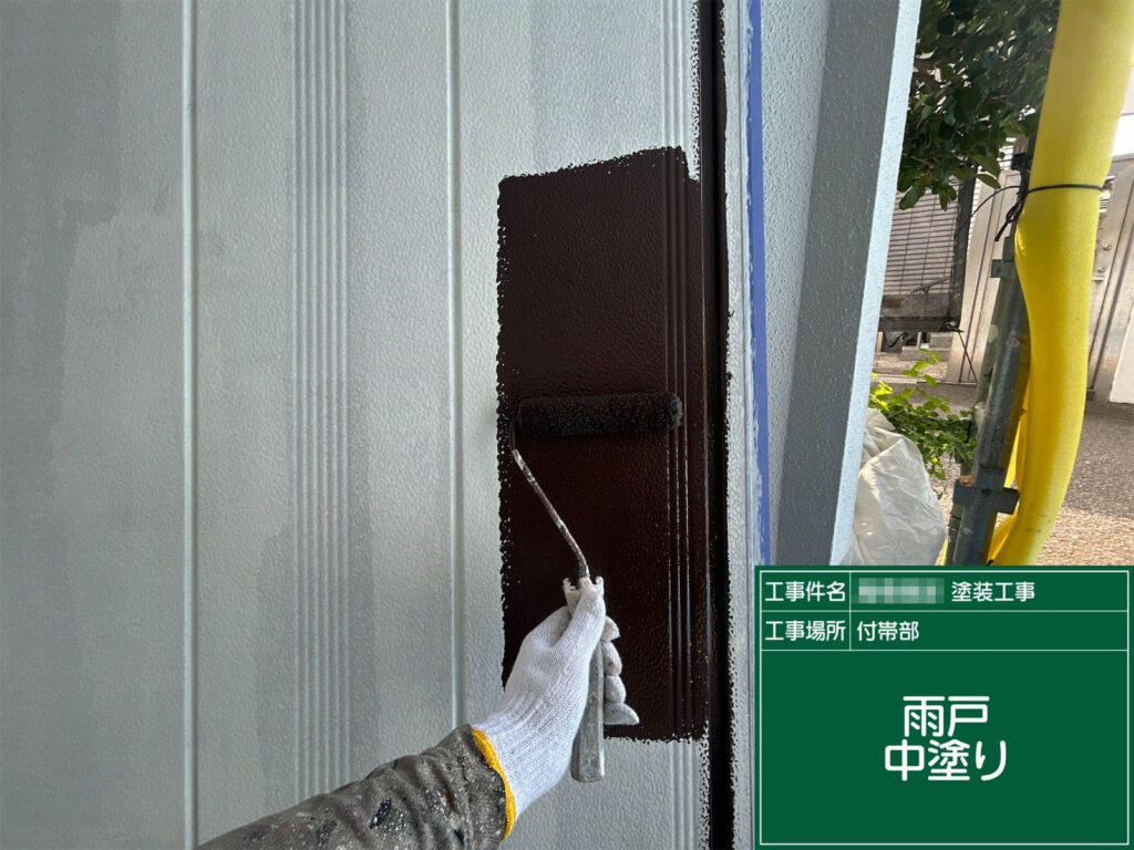 中塗りで塗膜の厚みを確保し、発色と艶を整えます。上塗りの仕上がりをより美しくする重要工程です。