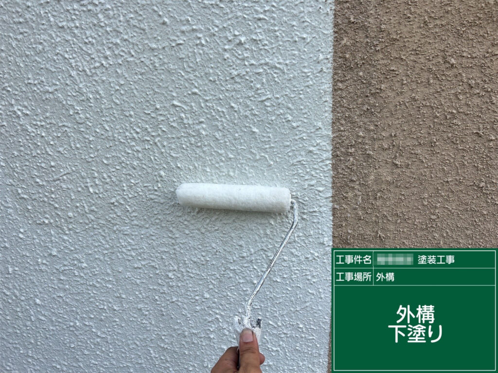 下塗り材をローラーで均一に塗布し、上塗り塗料の吸い込みを防止。塗装の密着性と仕上がりを安定させます。