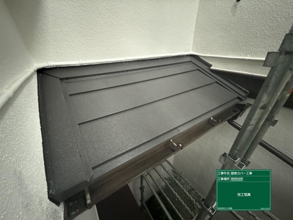 玄関上部や出入口部分の庇にも、屋根と同じガルバリウム鋼板を施工。<br />
外壁との取り合い部分も丁寧に処理され、雨漏り対策も万全です。<br />
全体のトーンを合わせることで、建物デザインに統一感と高級感を演出。<br />
細部まで美しく仕上がった、質の高い施工です。