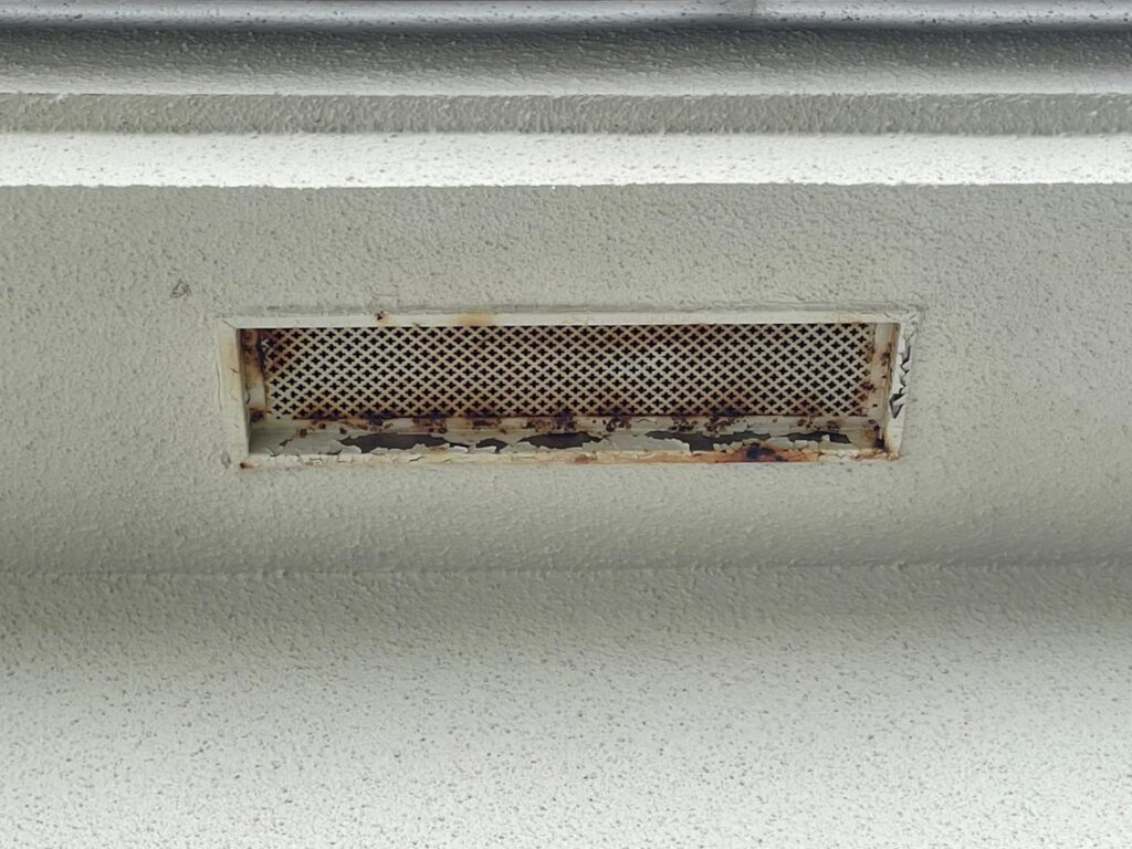金属製換気口には錆びと塗膜の剥がれが発生していました。錆を除去し、防錆塗料で下地を整えた上で再塗装を行う必要があります。