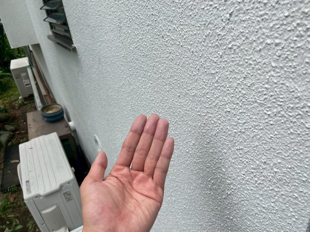 外壁を指で擦ると白い粉が付着するチョーキング現象が発生。防水性が失われているサインで、塗り替え時期の目安となります。