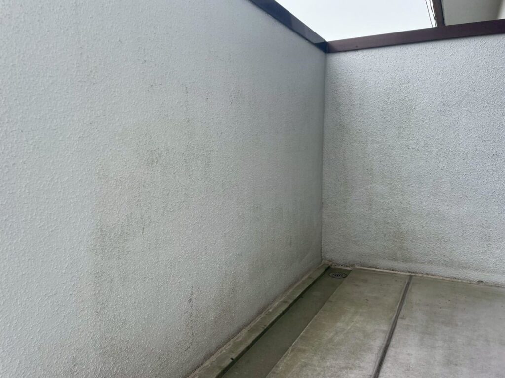 バルコニー内壁には雨だれやコケによる汚れが見られました。高圧洗浄後、汚れに強い塗料で美観と防汚性を回復します。