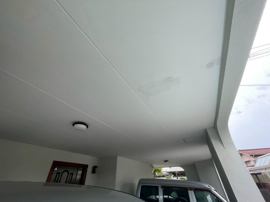 駐車スペース上の軒天に塗膜の剥がれ跡がありました。湿気や経年による劣化と考えられ、専用塗料で防カビ・防湿塗装を実施予定です。