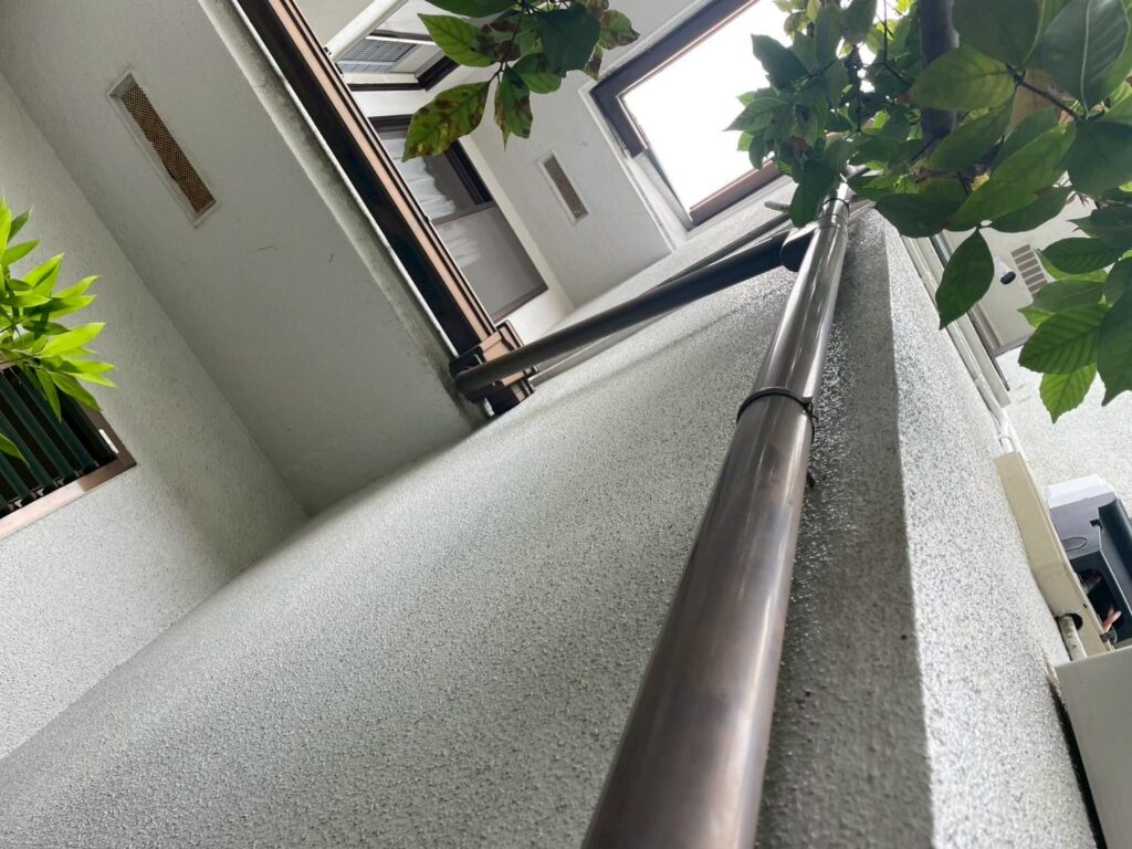 外壁の高所部分は日当たりが良く、紫外線による色褪せが進行していました。全体的な艶も失われ、塗膜保護力が低下していました。