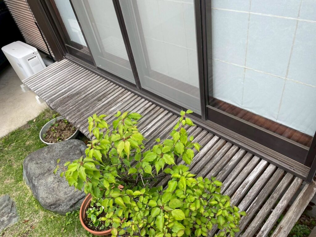 濡れ縁は紫外線や雨水の影響で色褪せとささくれが発生。木材保護塗料を使用し、木目を生かした塗装で耐久性を回復します。