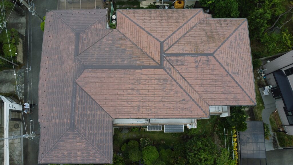 スレート屋根全体に色褪せ・コケの付着が見られました。築30年を超え、塗装よりもカバー工法が適切なタイミングでした。