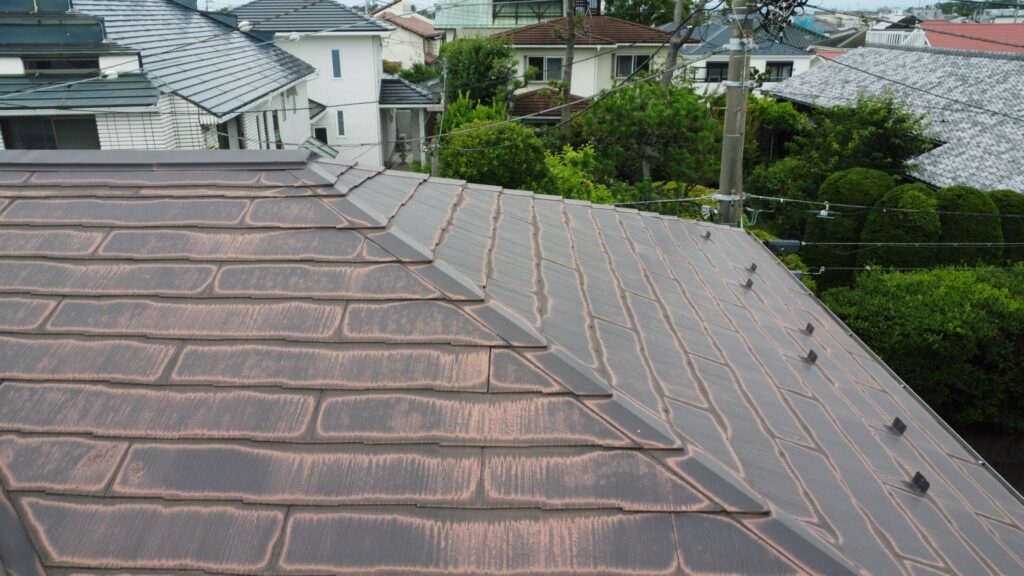 棟板金のビス抜けや浮きは軽度ながら確認されました。ビス増し打ちとシーリング処理を行い、隙間からの浸水を防止します。