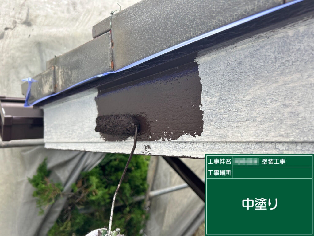 下塗り後、破風に中塗りを施し、仕上げ塗料の膜厚を確保していきます。紫外線や雨にさらされる部分のため、均一に塗り進めることで保護性能と美観を高める重要なステップです。