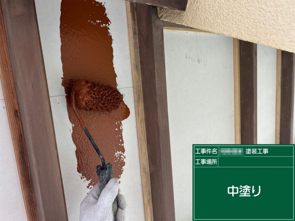 下地処理後、軒天上に専用塗料で中塗りを施し、滑らかな塗膜を形成しています。色ムラをなくし、上塗りが均一に乗るようにする大切な工程で、耐候性の向上にもつながります。