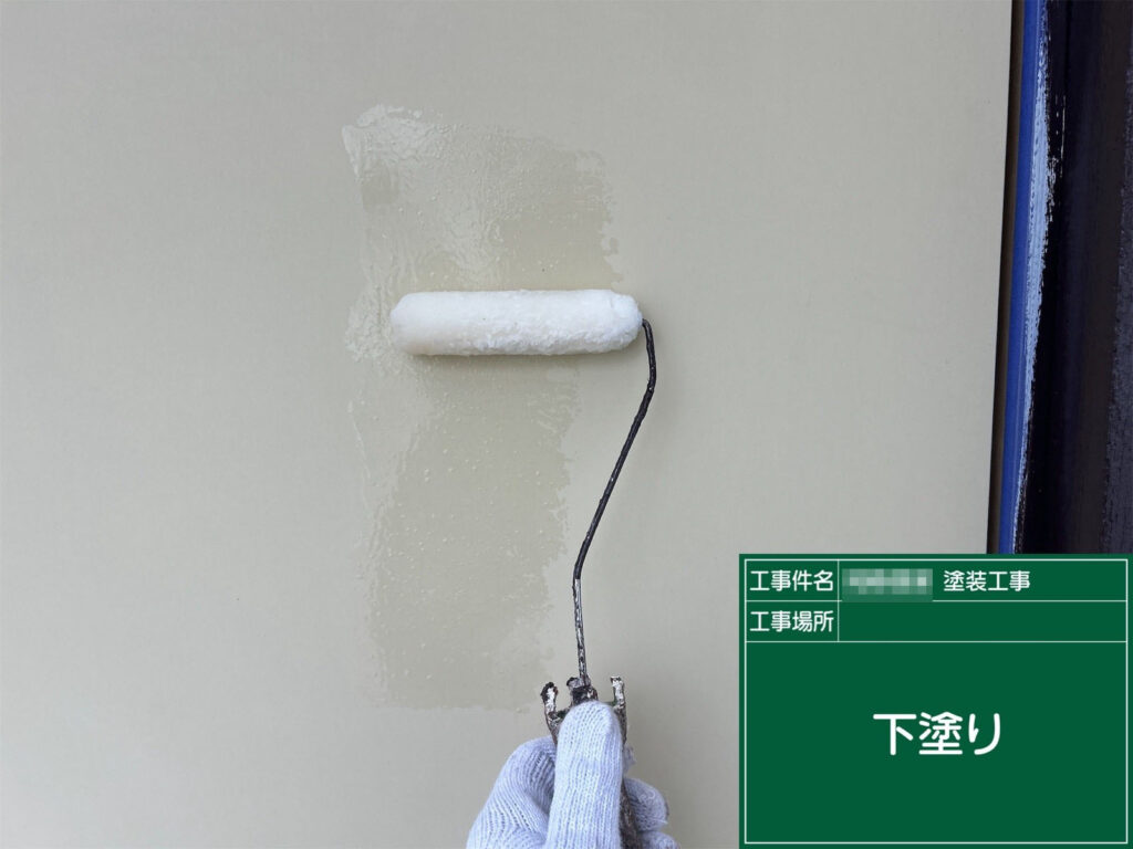 扉の表面に下塗り材を塗布し、後の塗装が密着しやすい状態へ整えています。凹凸の少ない扉でも吸い込みが起きるため、均一な下塗りが仕上がりを大きく左右する重要工程です。