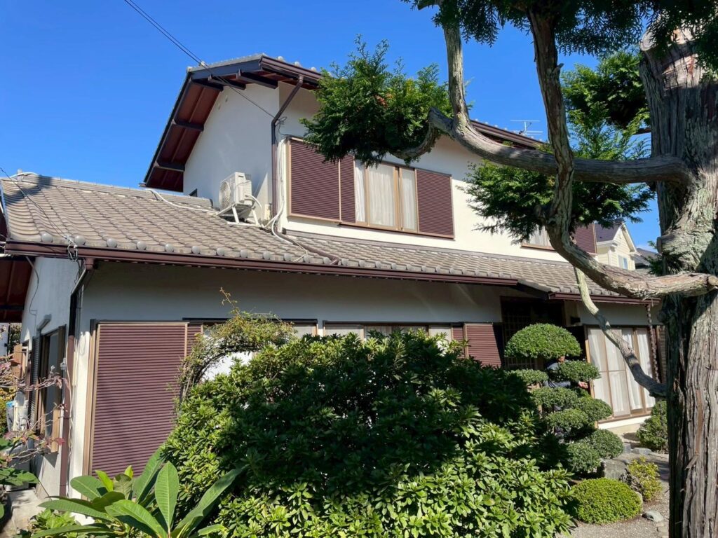 軒天や破風、雨樋までしっかり塗装し、住まい全体に統一感が出ています。施工前に見られた経年劣化が改善され、新築時のような清潔感のある佇まいに復元されました。