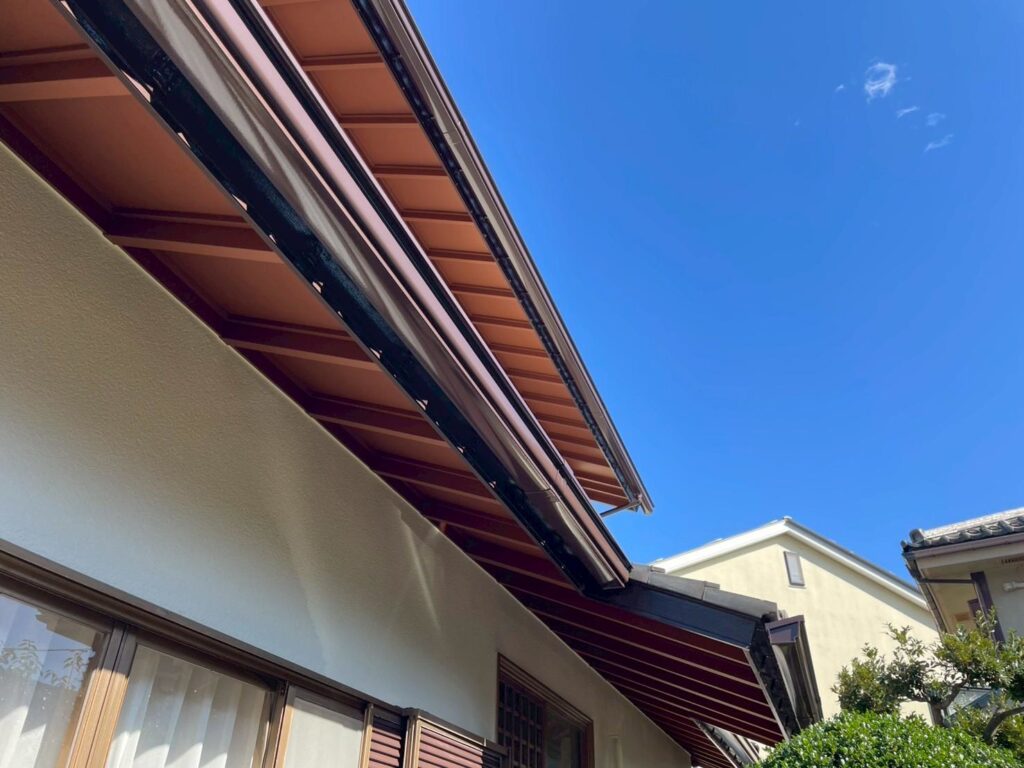 腐食が進行していた軒天は増し張りと補強を行い、テラコッタ色で美しく仕上げました。破風のブラウンとの相性も良く、和風住宅に温かみと落ち着きを与えています。