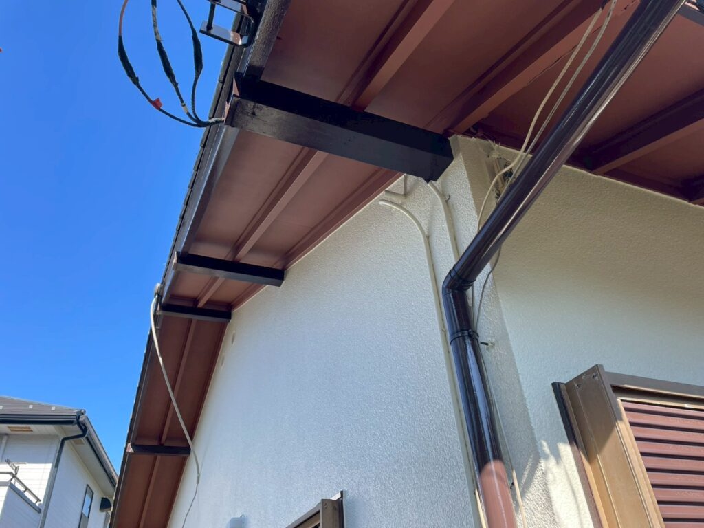 樋や細部の付帯部まで丁寧に仕上げ、艶のあるパイオニア色がアクセントとなっています。外壁とのコントラストが際立ち、メンテナンス性と美観の両方が大幅に向上しました。