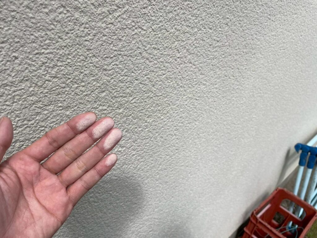 外壁を指でこすると粉が付着するチョーキング現象が確認でき、紫外線による塗膜劣化が進行している状態でした。防水性が低下しているため、再塗装を行うべき時期にきていることが読み取れます。