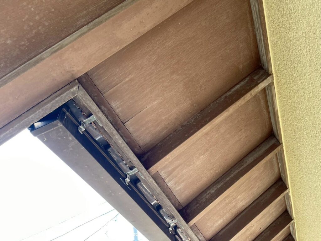 軒天は全体的に劣化が進んでおり、色あせや腐食が見られる状態でした。増し張りや補強を行うことで長期的な耐久性が期待できます。