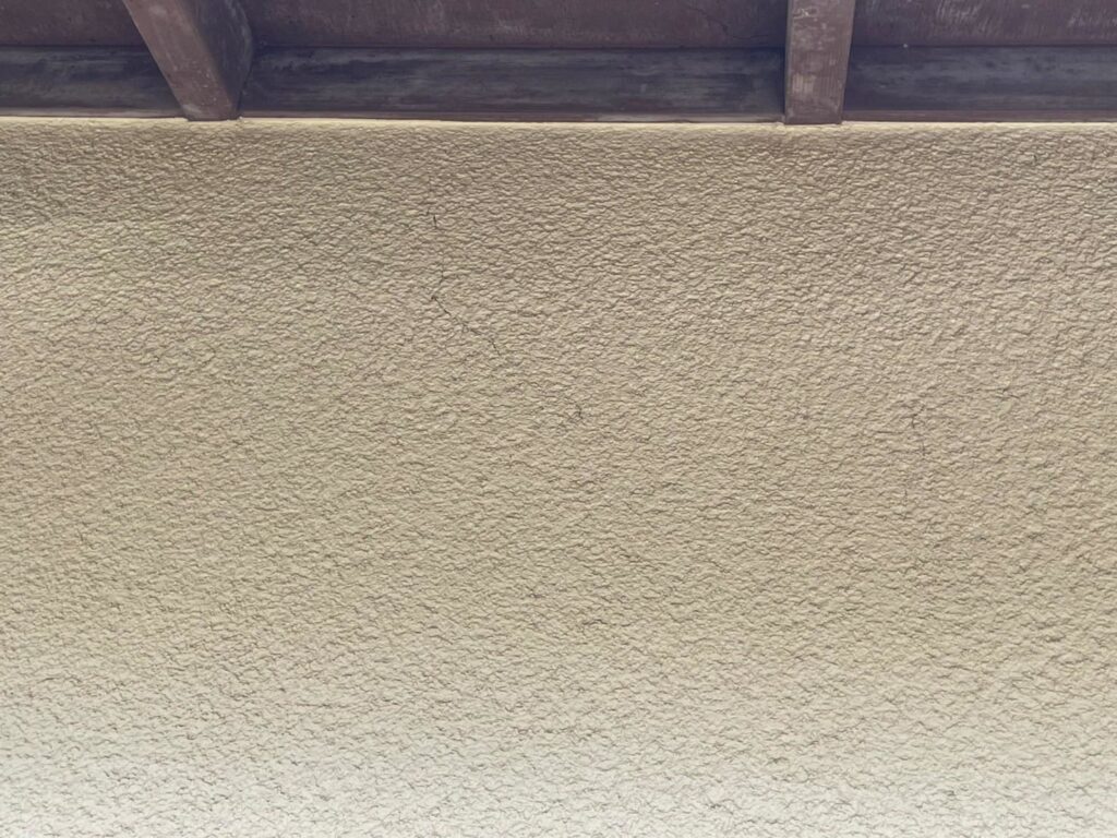 外壁に細かなクラックが確認でき、3cm以下の割れは弾性下塗材で補修します。大きなひび割れにはシーリング処理を施し、再発を防ぐ耐久性の高い下地を整えます。