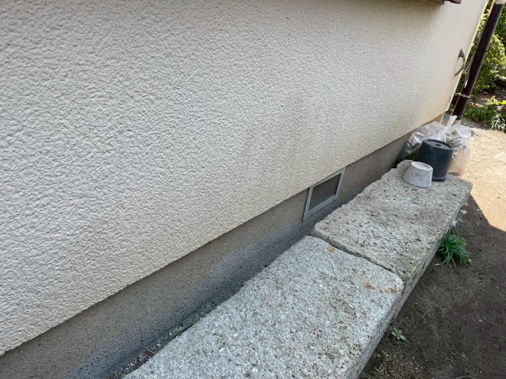 外壁の下部に苔や汚れが付着しており、防水性の低下が見られます。高圧洗浄でしっかり除去し、開口部まわりも併せて丁寧に洗浄することで、塗装後の密着性を高めます。