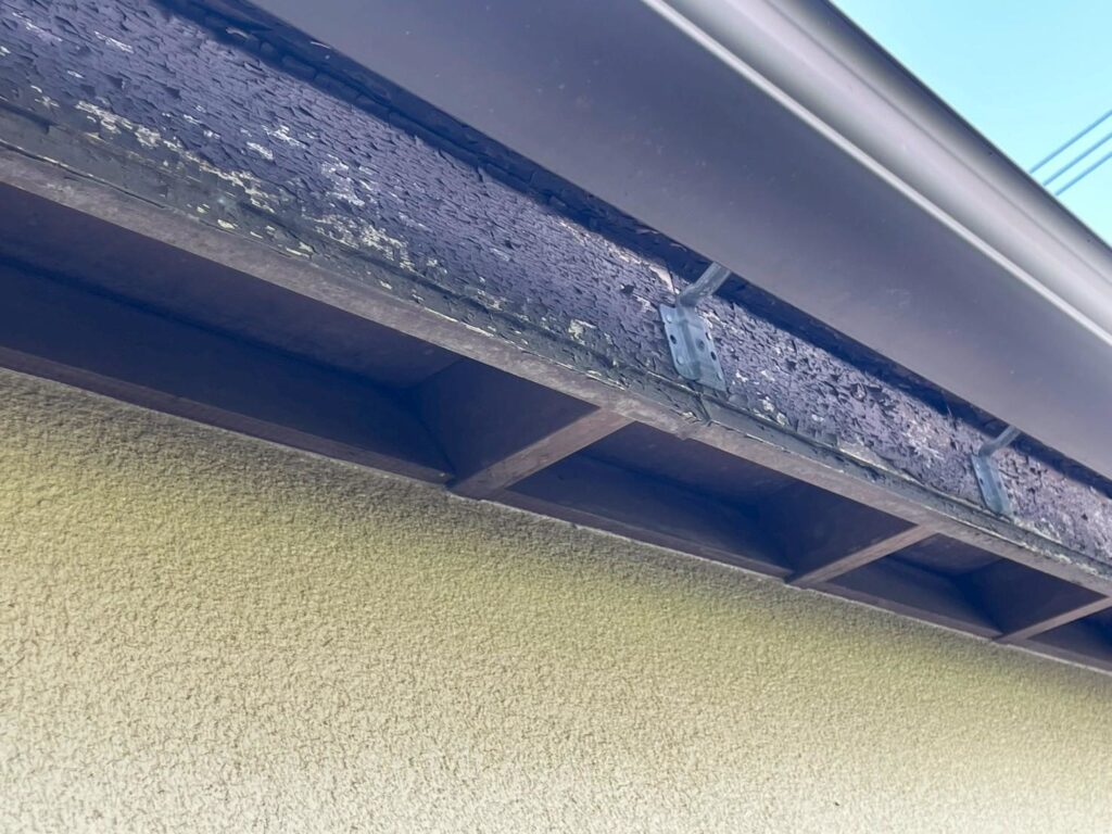 破風や木部には広範囲の塗膜剥離が生じています。紙ヤスリなどで丁寧に下地処理を行い、素地を整えてから塗装することで、塗膜の持ちと仕上がりの美しさが向上します。