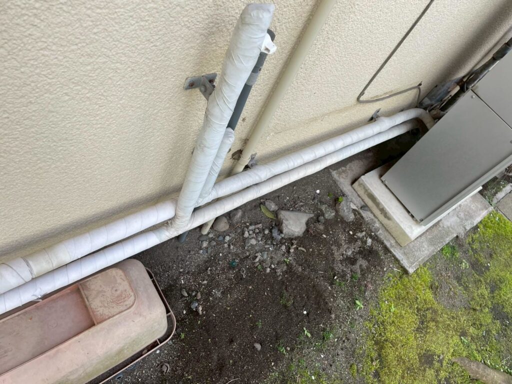 外壁に沿って設置された配線カバー・ホースカバーは劣化が進んでいます。外壁塗装時に一緒に塗装し、建物全体の統一感と保護性を高めます。