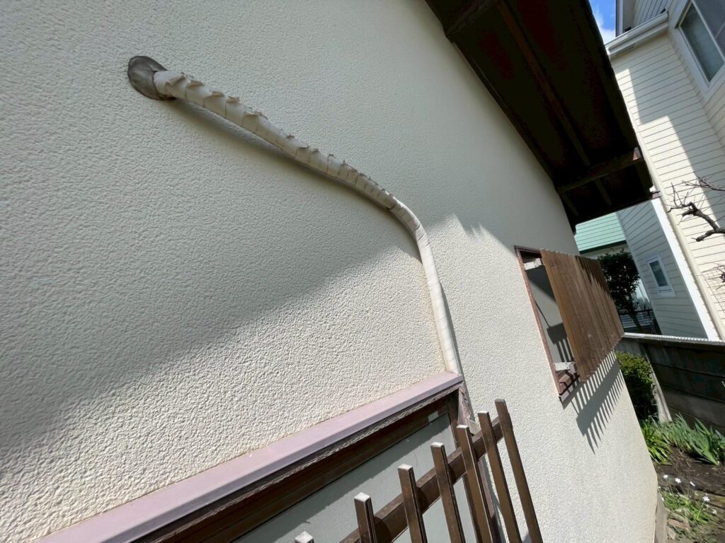 エアコン配管の粘土部分は劣化しているため交換し、ホースは施工後に巻き直します。外壁と同時に整えることで美観と機能性の両方を改善できます。