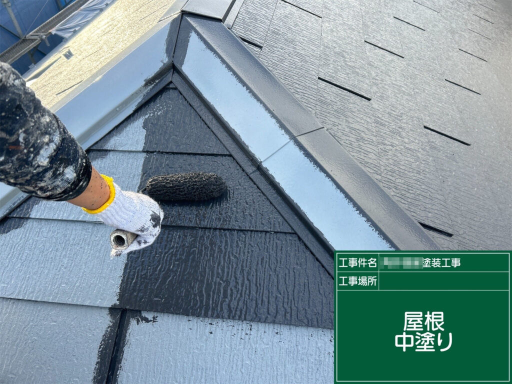 中塗り工程では、仕上がり色となる塗料をしっかりと重ねていきます。色の発色と厚みを確保し、上塗りで耐久性と美観を仕上げる重要なステップです。