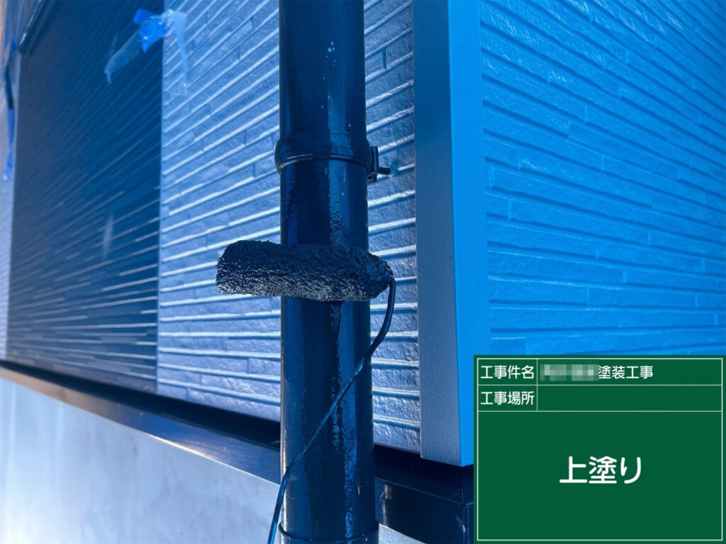 最終工程の上塗りでは、光沢と深みが出るよう丁寧に塗り重ねています。外壁の新しいカラーとの調和も良く、全体のデザイン性が向上しています。