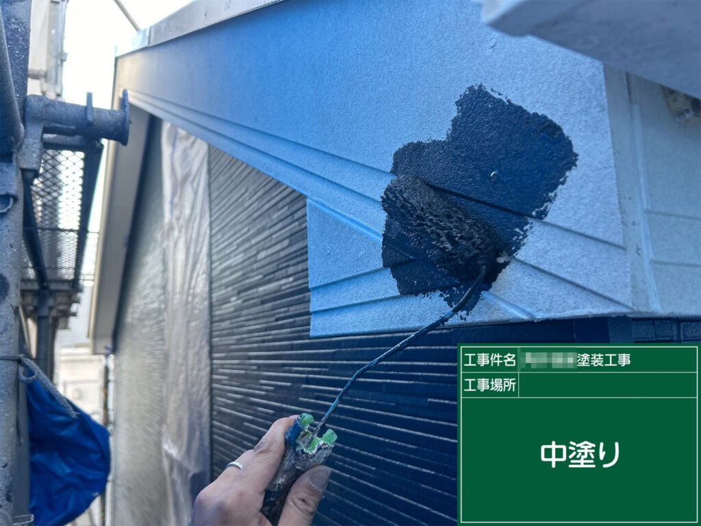 下塗りが乾燥した後、仕上げ塗料の1回目となる中塗りを行っています。色がのり始め、表面の保護性能も高まっていきます。細部まで丁寧に塗り進めています。
