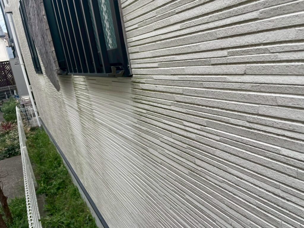 日当たりが少ない面に黒ズミやコケが広がり、外観の印象を損ねている状態です。高圧洗浄でしっかり汚れを除去していきます。