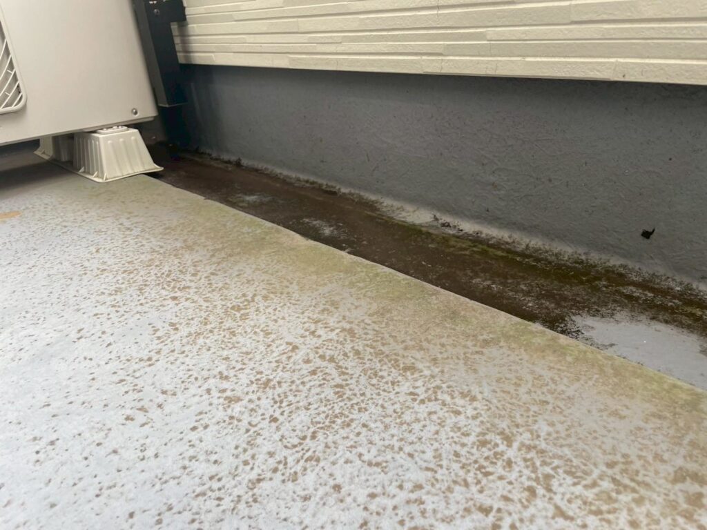 ベランダ床には雨水の流れによる汚れが蓄積しており、集水部分の詰まりも見られます。洗浄と排水改善でリフレッシュ予定です。