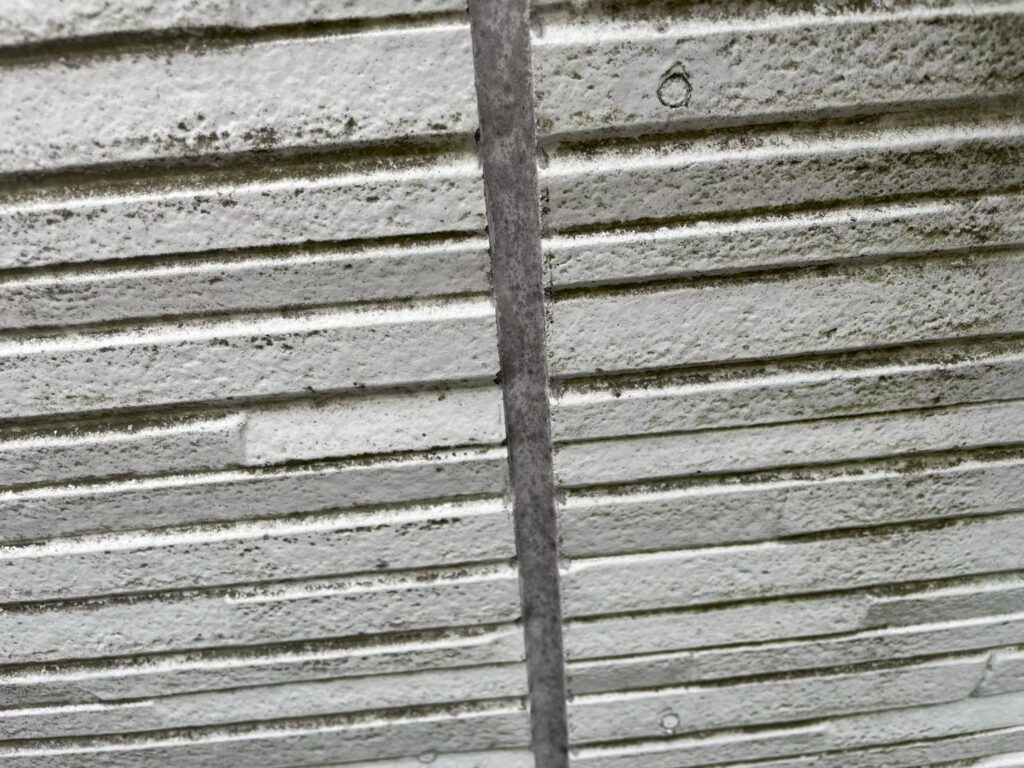 シーリングが硬化し、外壁との間に隙間が発生しています。防水性が低下しているため、打ち替えが必要な状態です。