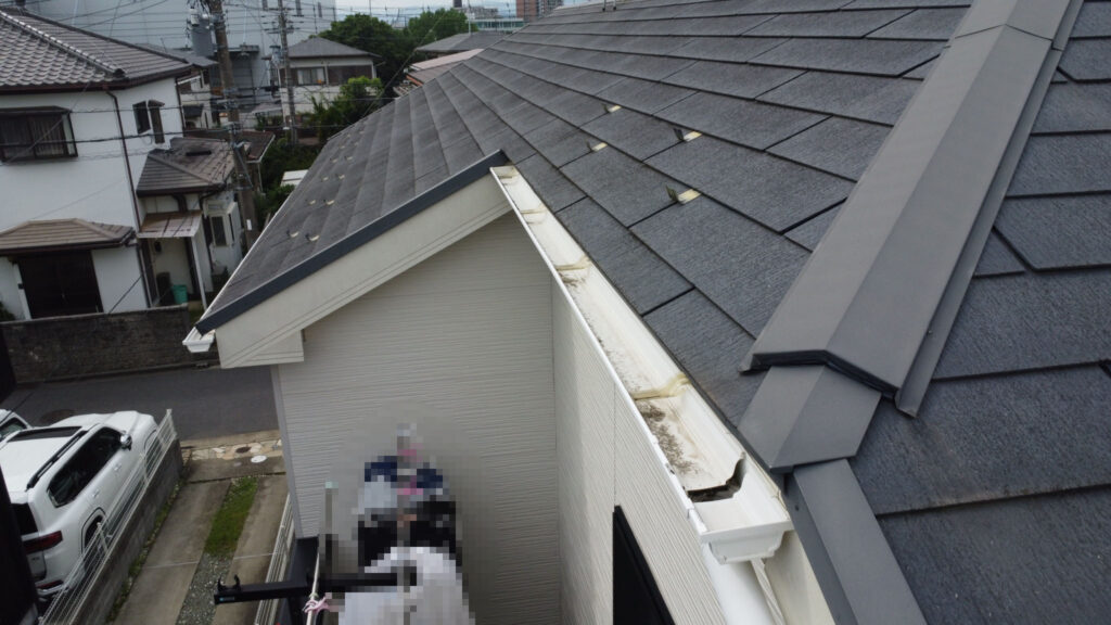 雨樋に歪みや詰まりは見られず、機能面には問題ありませんでした。大雪時の衝撃で歪むケースもありますが、今回は良好な状態が保たれていました。