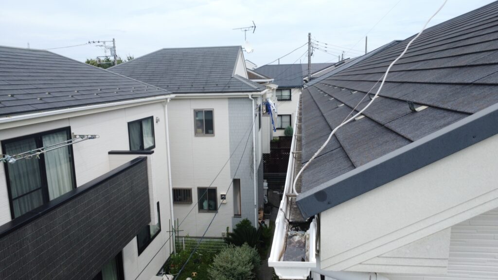 雪止め金具はしっかり固定されており、破損もありません。汚れは付着しているものの、排水を妨げるほどの詰まりはありませんでした。