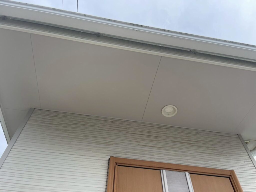 ケイカル板の軒天はカビが繁殖しやすい素材で、うっすら汚れが見られました。専用の防カビ塗料を使用し、耐久性を高める仕上げを行います。