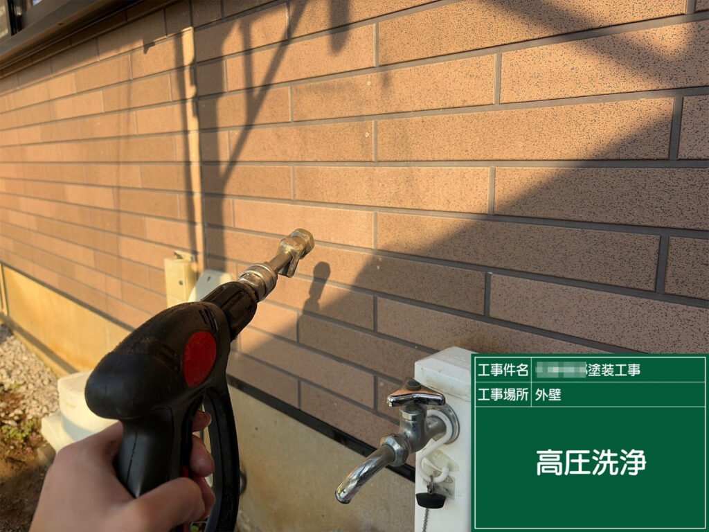 外壁も高圧洗浄で表面の汚れや付着物をしっかり除去します。クリヤー塗装は下地の状態が仕上がりに直結するため、入念に洗浄します。