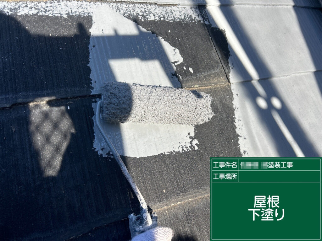 下塗り材で下地を固め、吸い込みを調整して上塗りの密着性・仕上がりを安定させます。